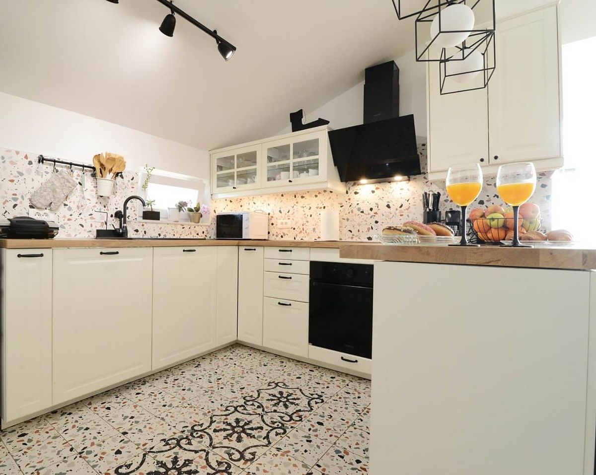 Iva Stipčević Pantalon iz Zadra u svom stanu uredila je bež kuhinju s terrazzo pločicama i crnim sudoperom - 10