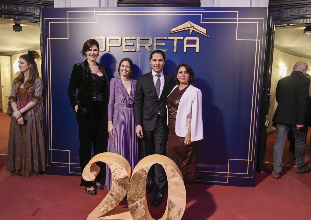 Anica Kovač u baršunastom odijeli i čipkastim štiklama Gianvito Rossi - 3