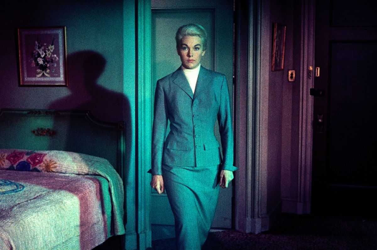 Kim Novak u sivom kostimu u filmu 'Vrtoglavica'