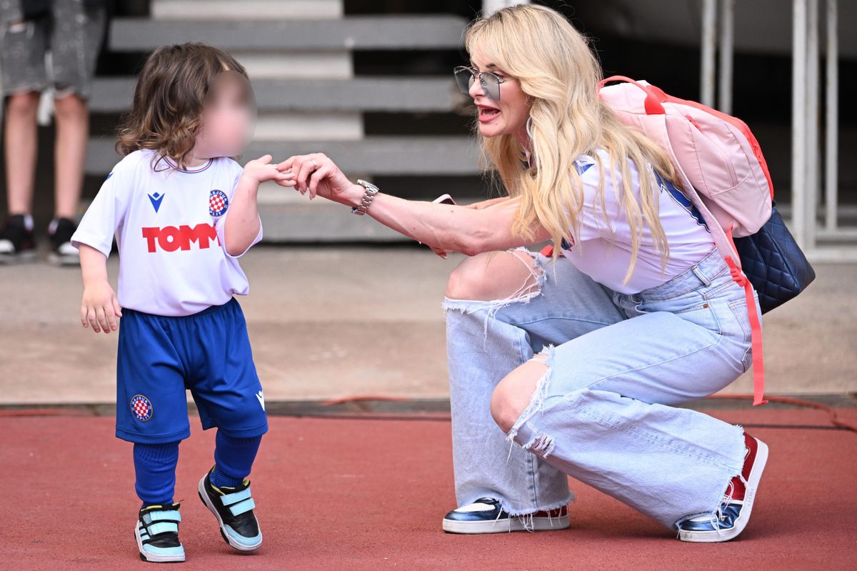 Iris Livaja sa sinom Lorenzom na Hadukovoj utakmici na Poljudu 2023.