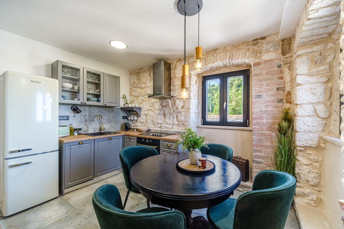 Prelijepo uređena kamena kuća na otoku Braču koja datira iz 17. stoljeća - 2