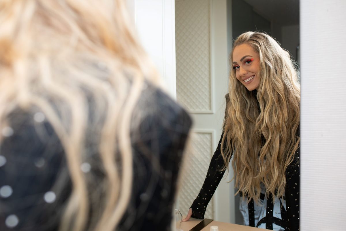 Albina je imala narančasti tuš za oči