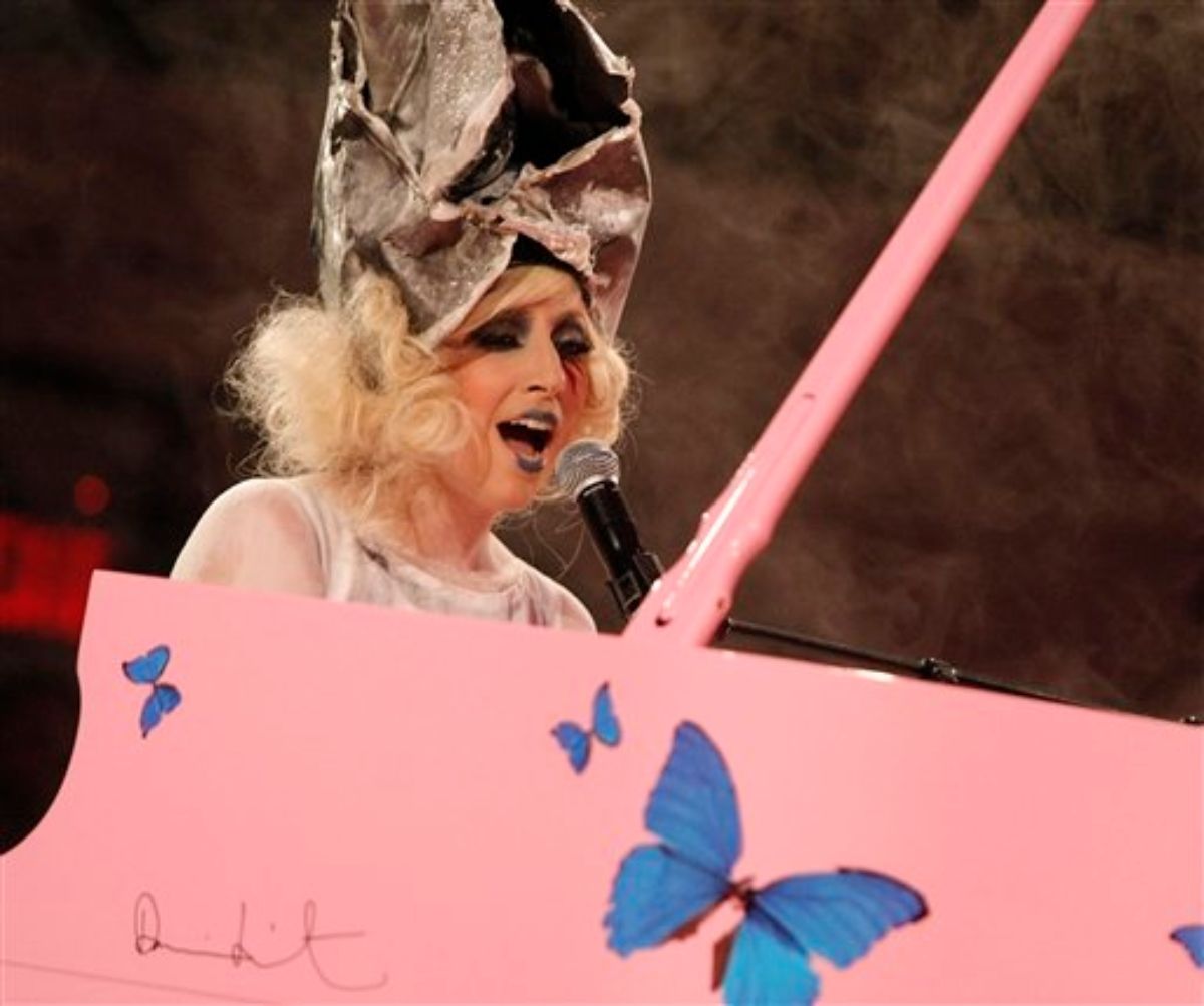 Lady Gaga sa šeširom koji je dizajnirao Gehry