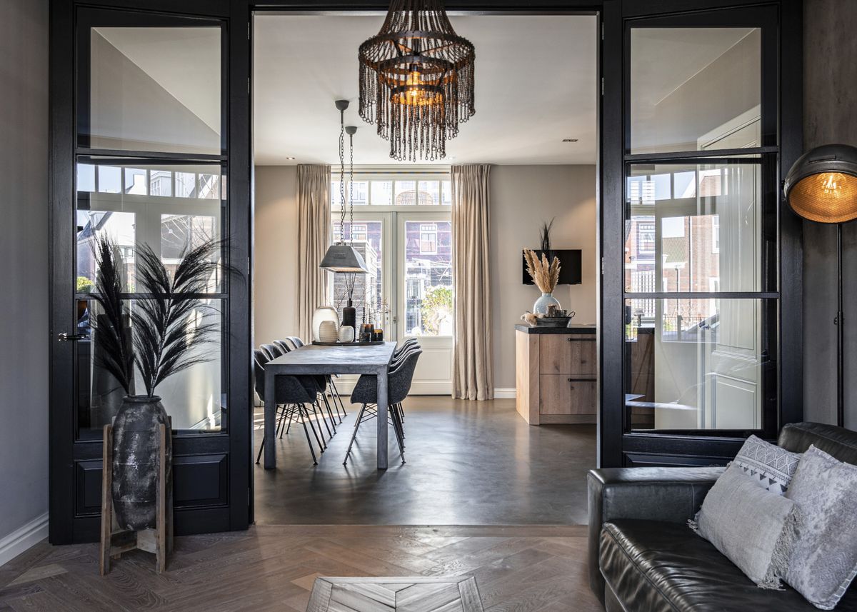 Elegantan stan uređen s puno crne boje - 3