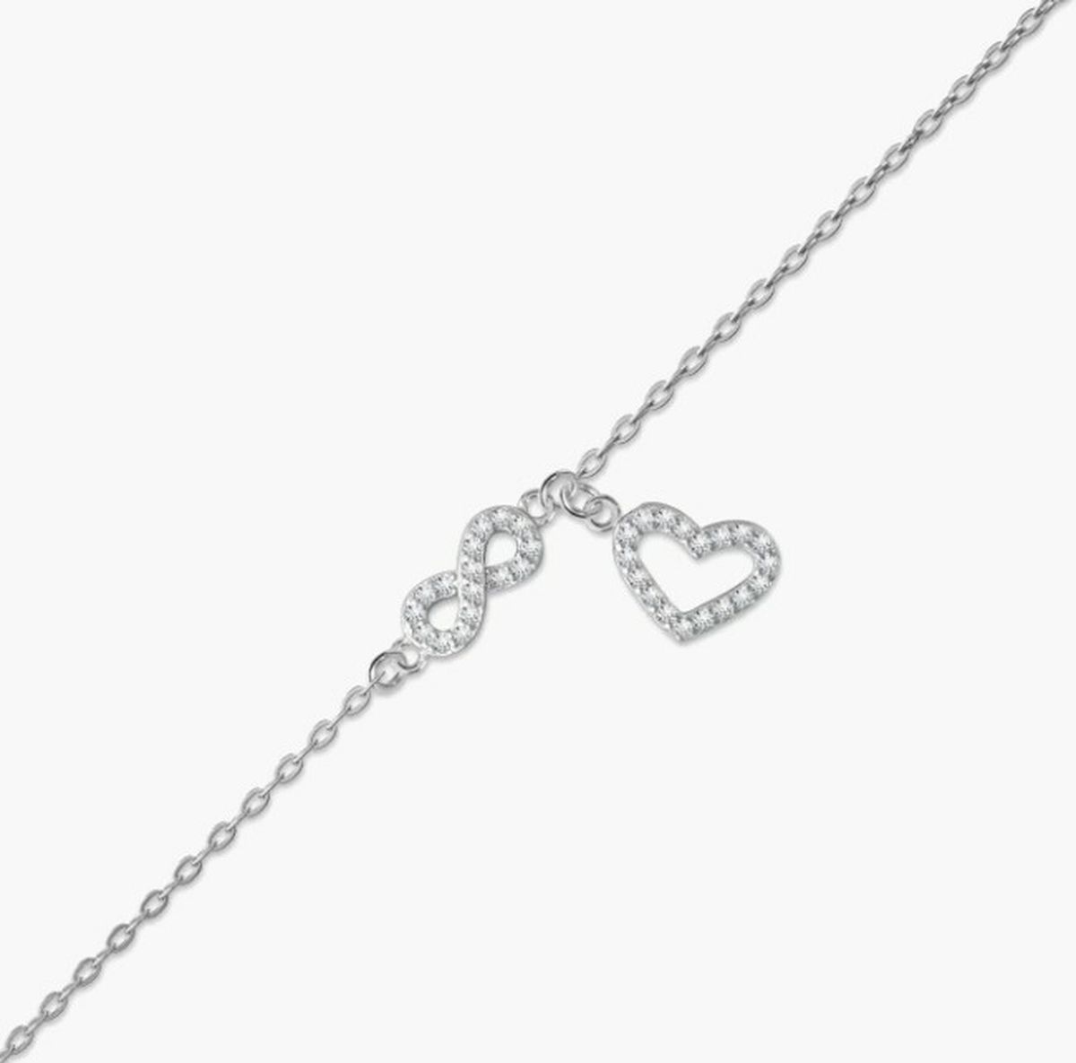 Volimo ga slaviti iako je klišej: Zašto ne možete pogriješiti s ovim komadima nakita za Valentinovo