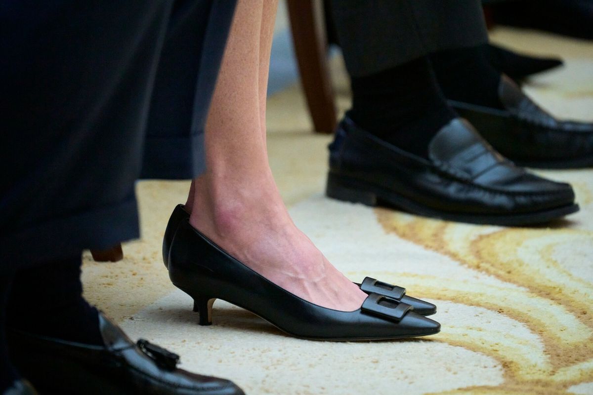 Kraljica Letizia uz haljinu je nosila crne salonke s malom petom