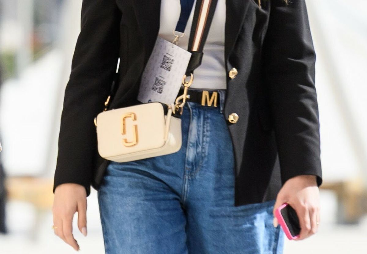 Mlada dama izdanje je upotpunila torbicom za nošenje preko ramena