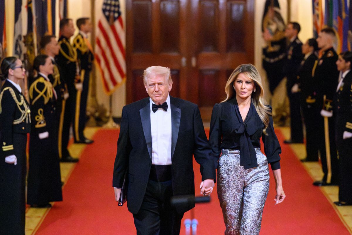 Melania Trump u srebrnim hlačama i crnoj bluzi s mašnom - 1