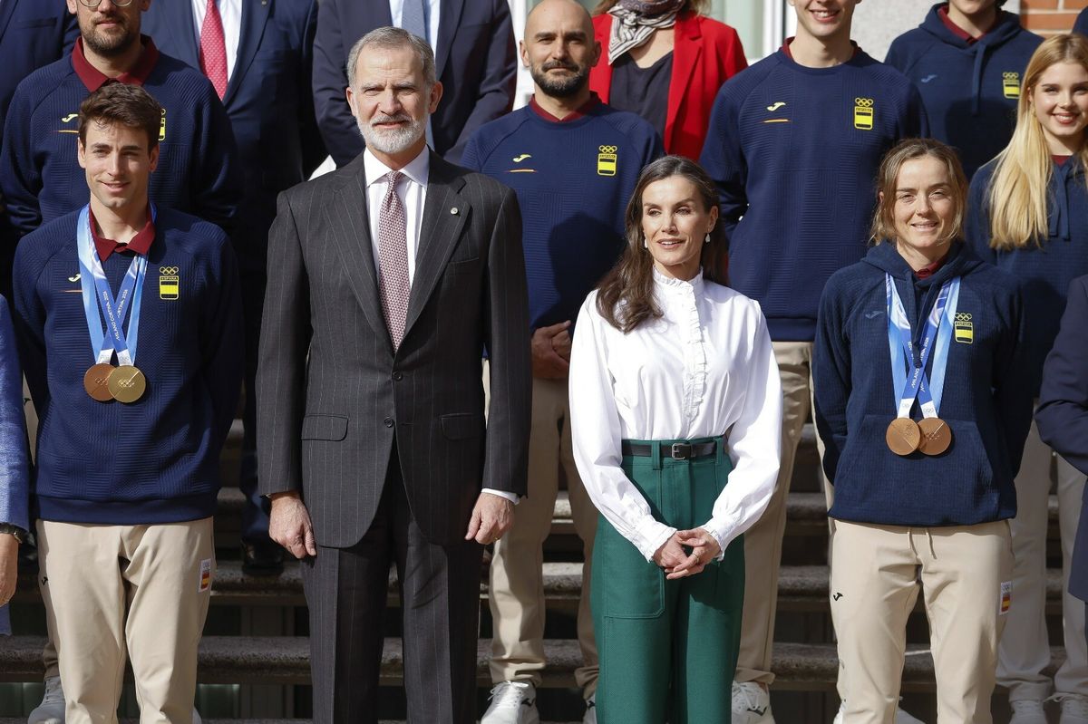 Kraljica Letizia u bijeloj košulji i zelenim hlačama - 1