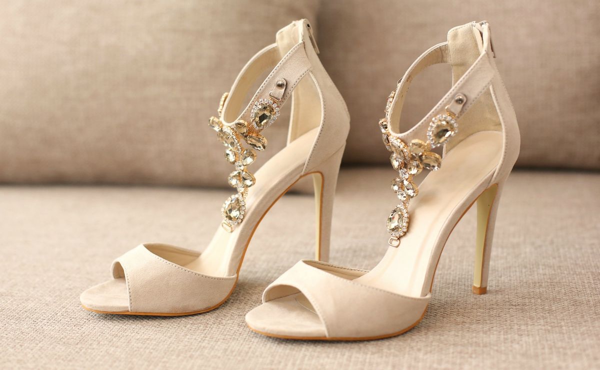 Modeli s otvorenim prstima i čvrstim remenom također je dobar izbor