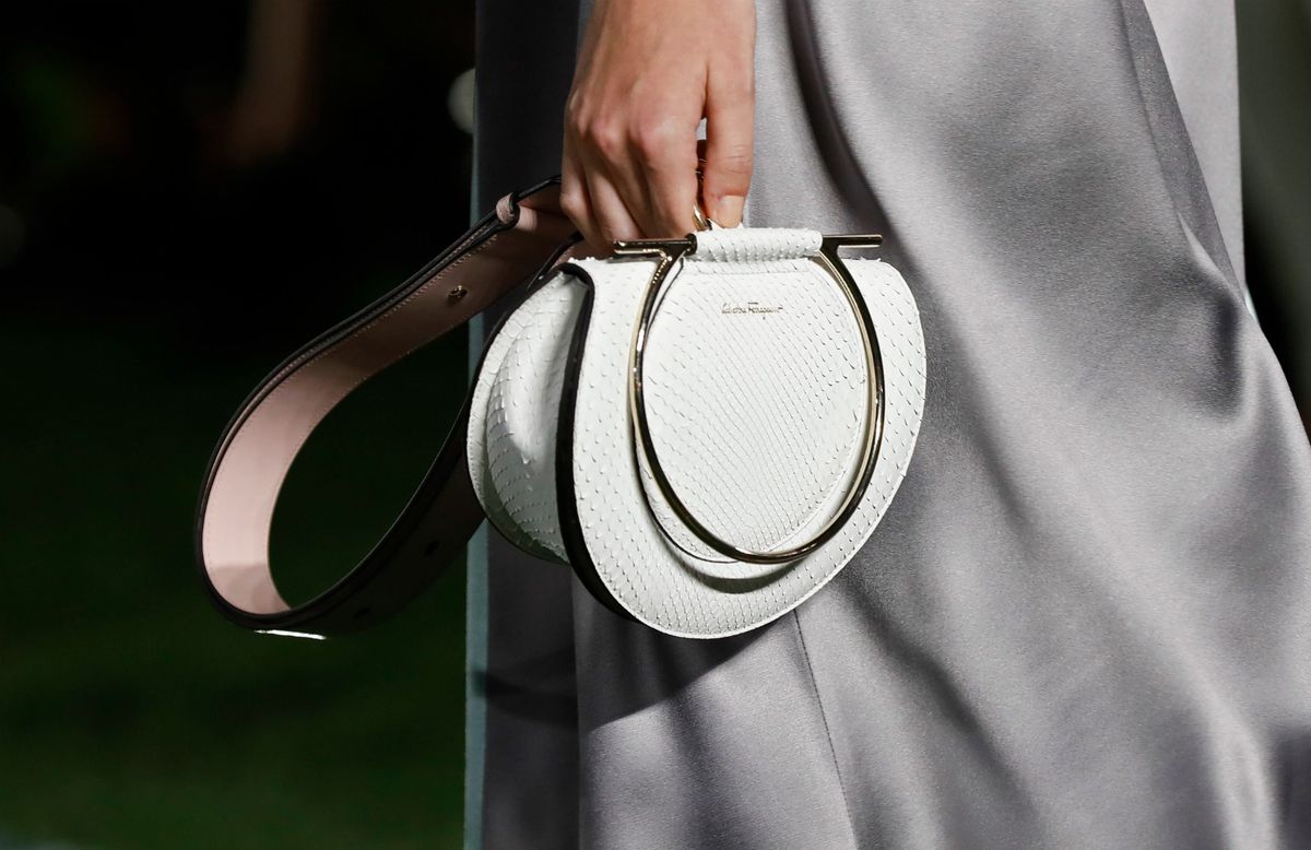 Torba modne kuće Salvatore Ferragamo s prstenastom ručkom