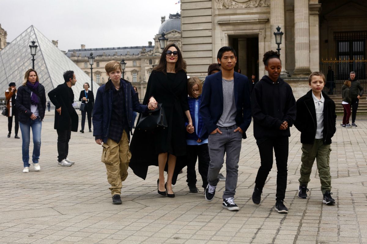 Angelina Jolie sa svoje šestero djece posjetila je muzej Louvre u Parizu - 4