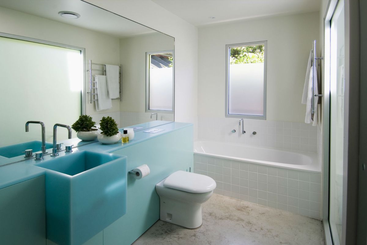 Kupaonica s plavim umivaonikom