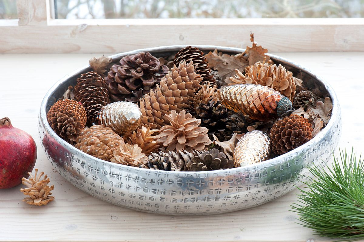 Zdjela ispunjena češerima je dekoracija koja je gotova za minutu