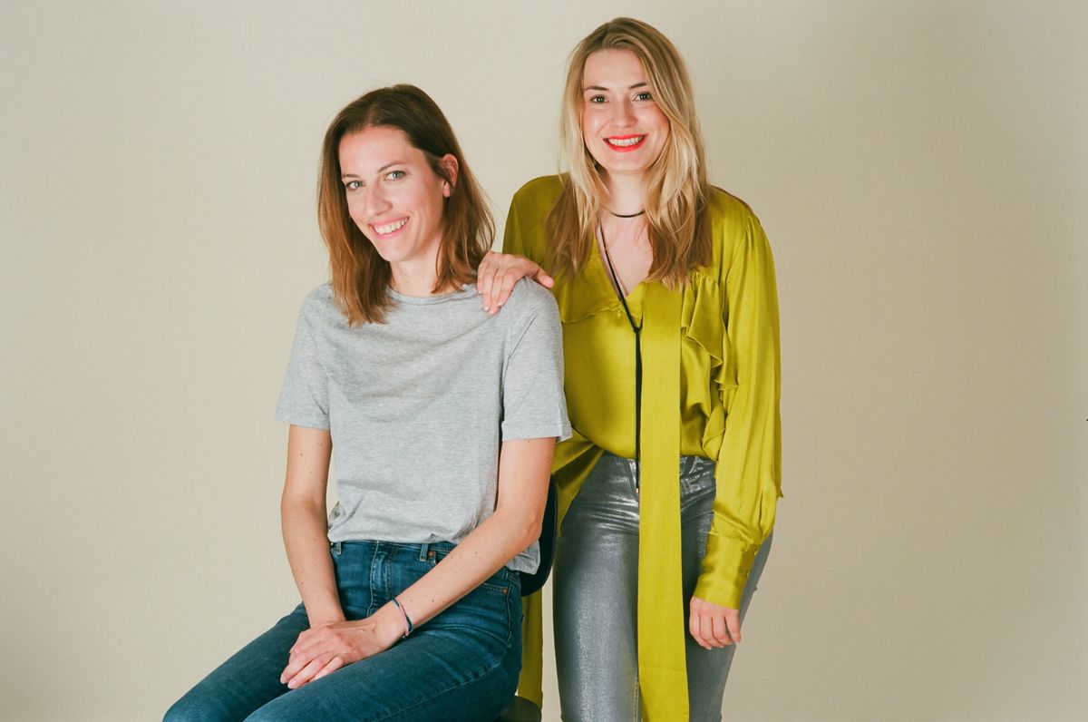 Shuzice su ručno oslikane tenisice iza kojih stoje Maja i Ljudmila - 5