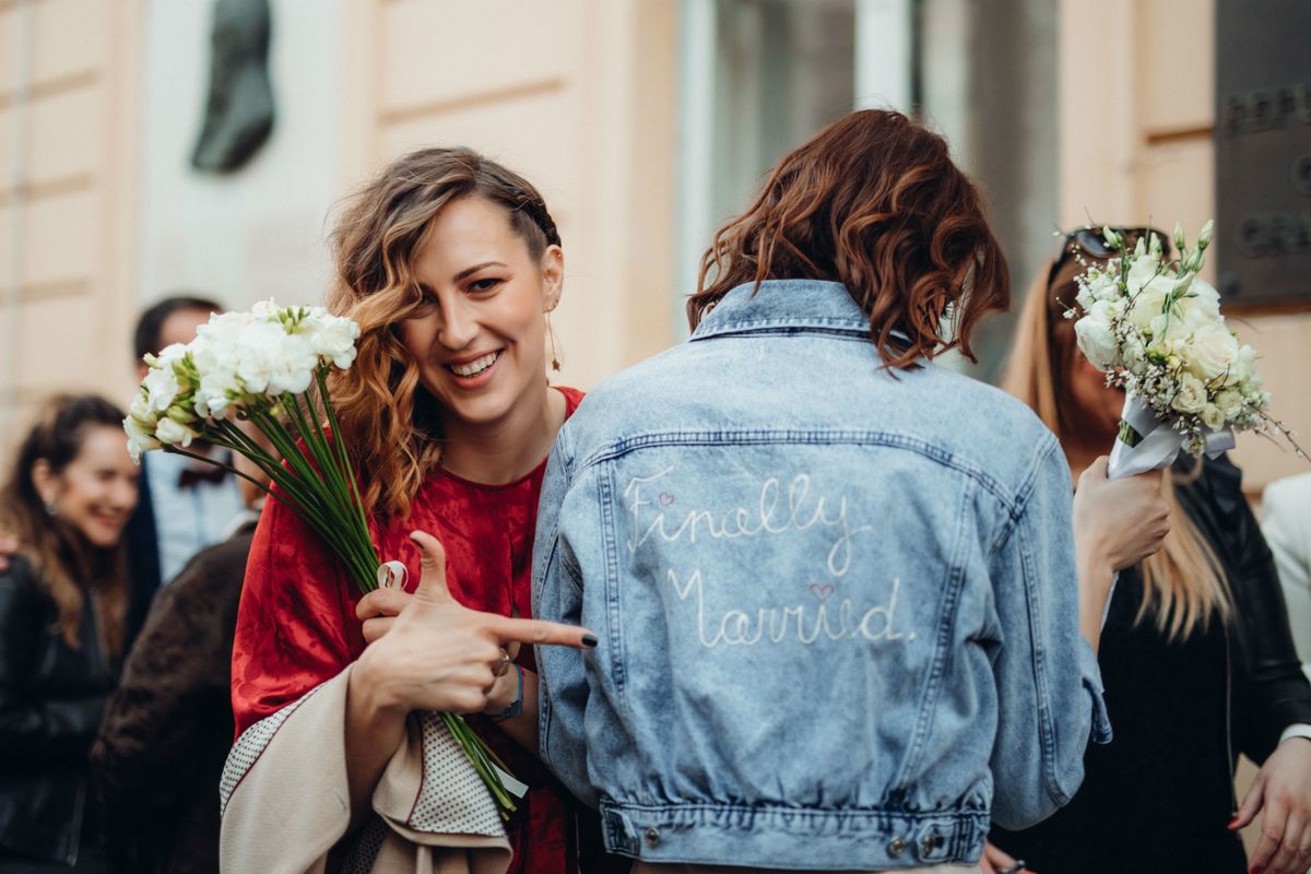 Shuzice su ručno oslikane tenisice iza kojih stoje Maja i Ljudmila - 16