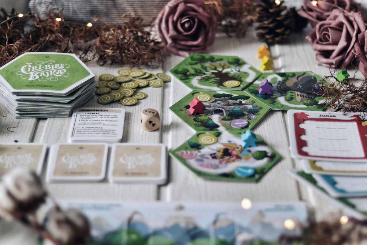 Igra započinje tako da svaki igrač kreira svoj lik i zatim kreće u avanturu bacanjem kocke