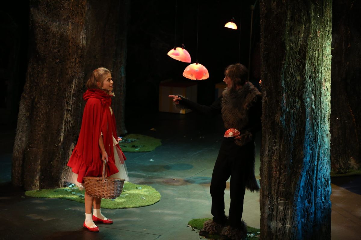 Scena iz kazališne predstave 'Crvenkapica' kazališta Trešnja