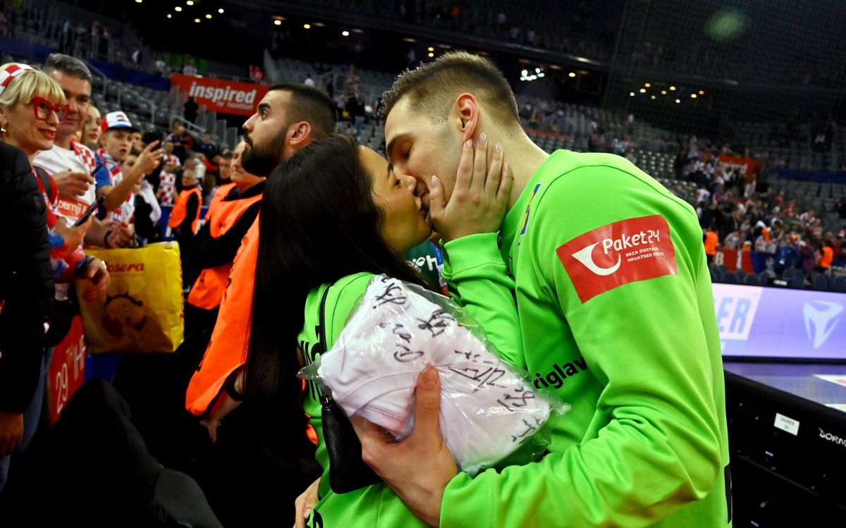 Vratar Dominik Kuzmanović s djevojkom Kim Normi Müller nakon utakmice sa Slovenijom - 1