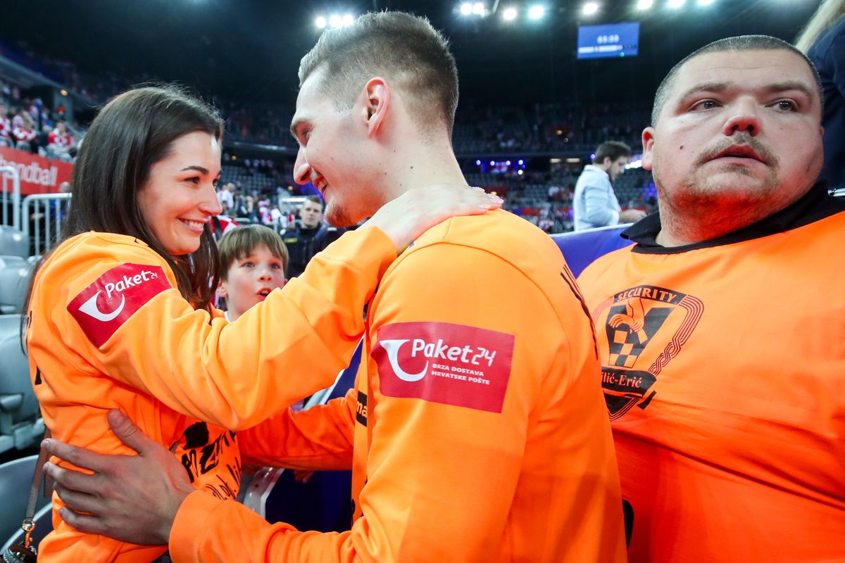 Vratar Dominik Kuzmanović s djevojkom Kim Normi Müller nakon utakmice s Mađarskom - 3