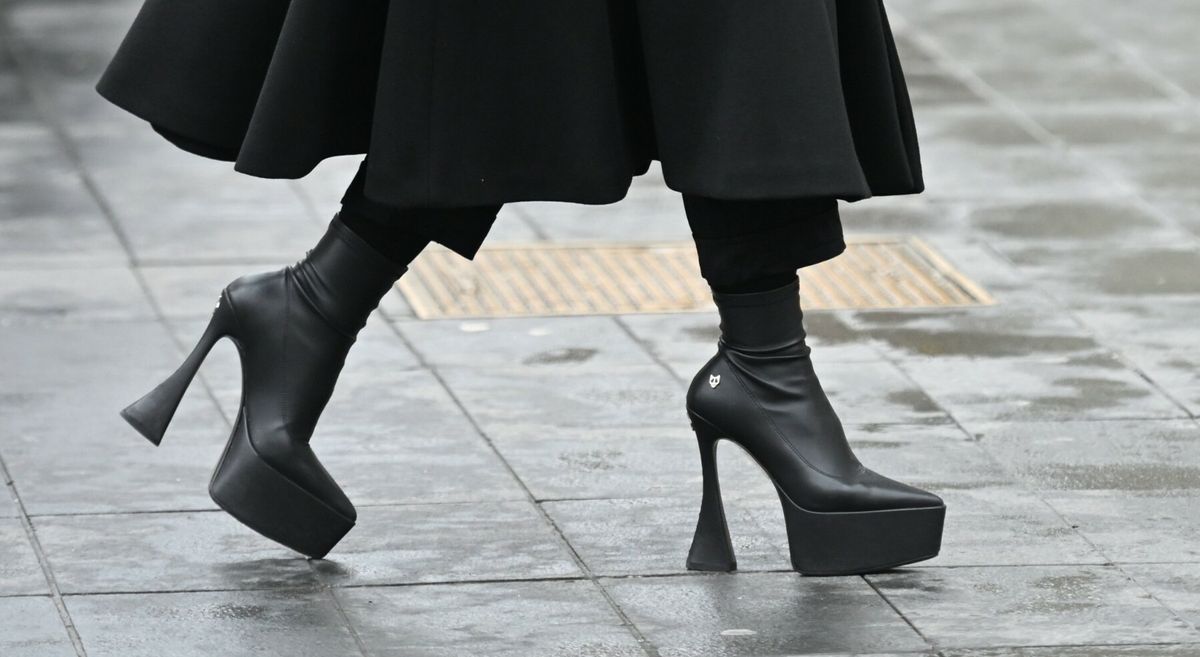 Političarka je izdanje upotpunila efektnim gležnjačama