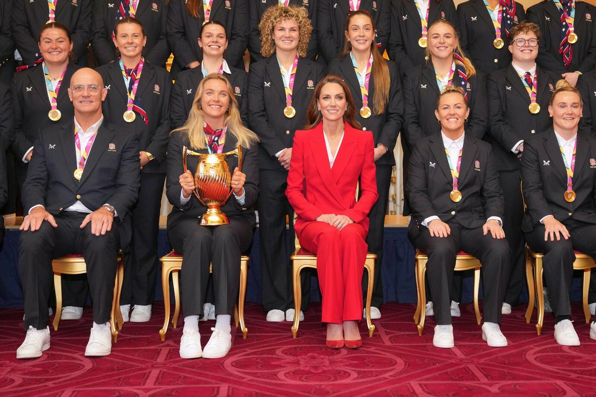 Catherine Middleton u crvenom odijelu na primanju za prijem za englesku žensku ragbijašku reprezentaciju - 2