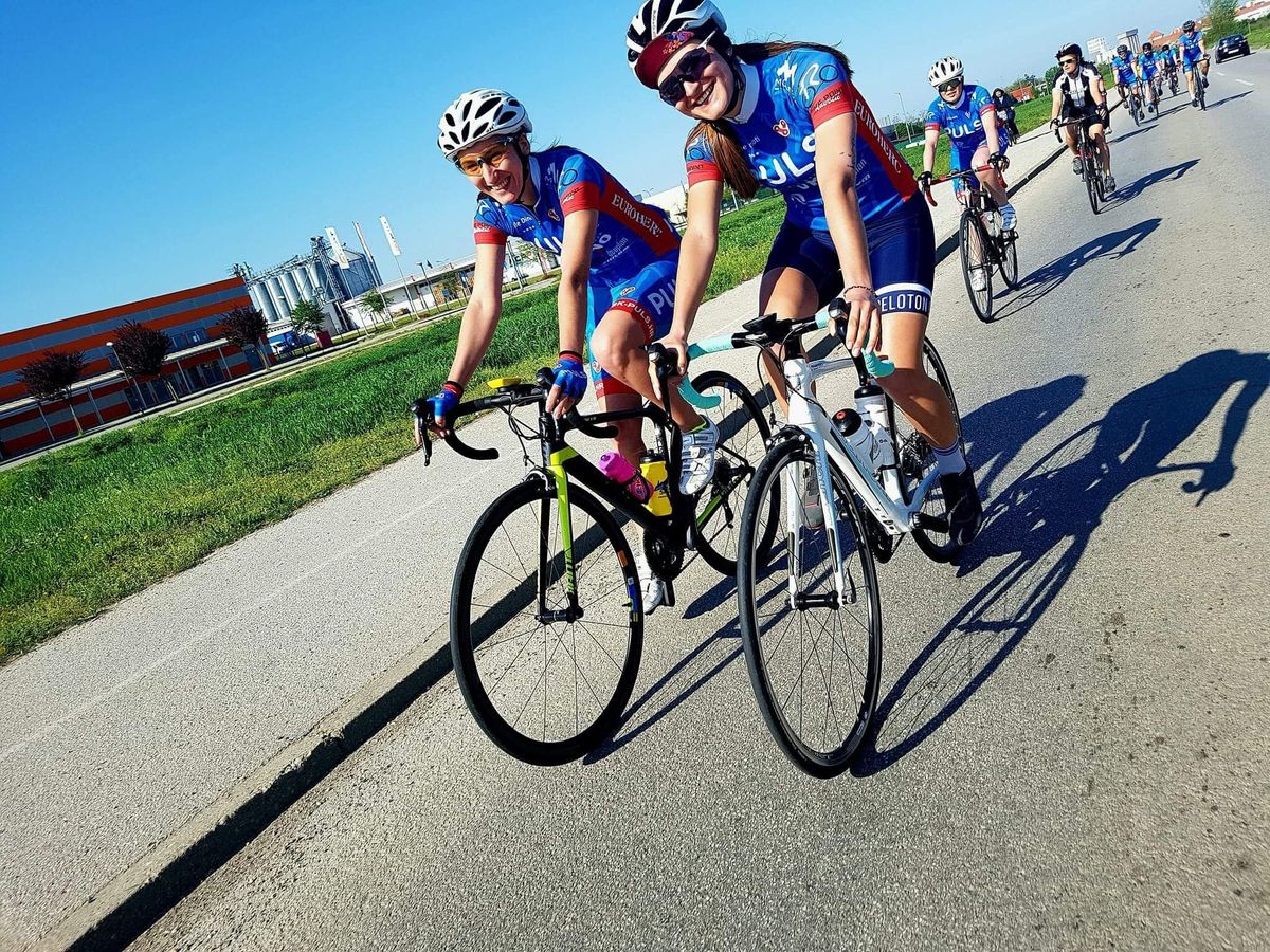 Svege nekoliko žena prisutno je u njezinu klubu