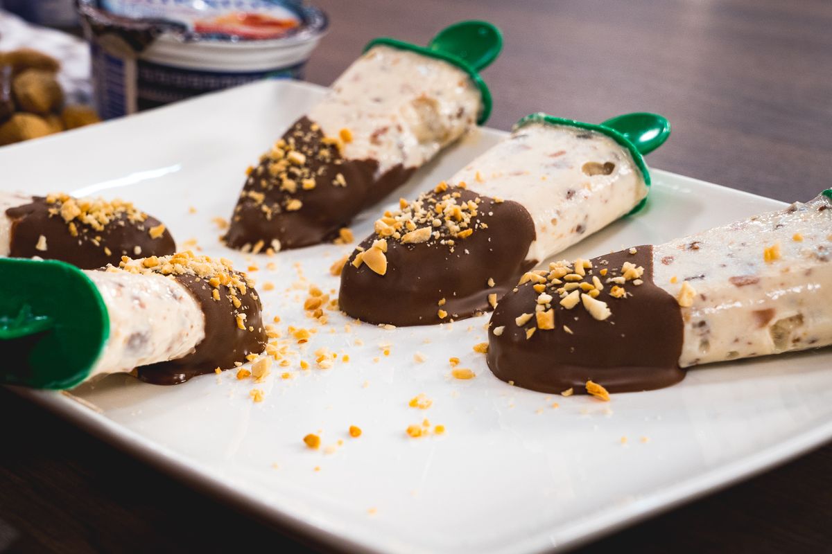 Sladoled s jogurtom, kikirikijem i čokoladom