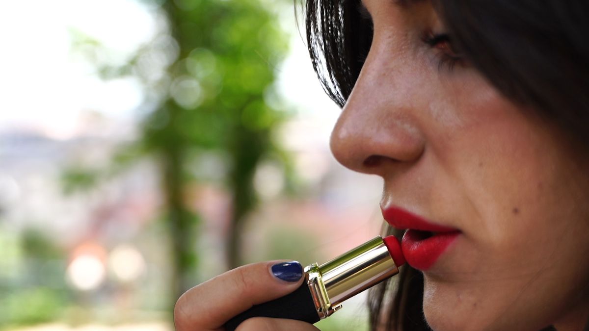 Žarki ruževi dodatno ističu preplanulu put