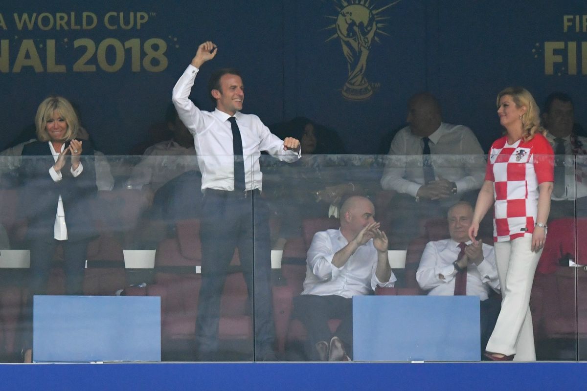 Brigitte i Emmanuel Macron u svečanoj loži na stadionu Lužnjiki