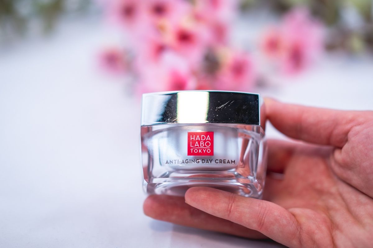 HADA LABO krema gelaste je strukture i brzo se upija