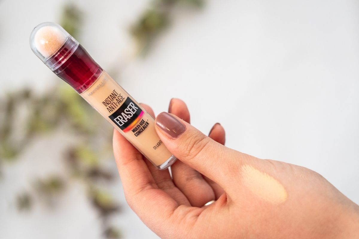 MAYBELLINE AGE REWIND korektor kremaste je teksture i ne isušuje područje oko očiju