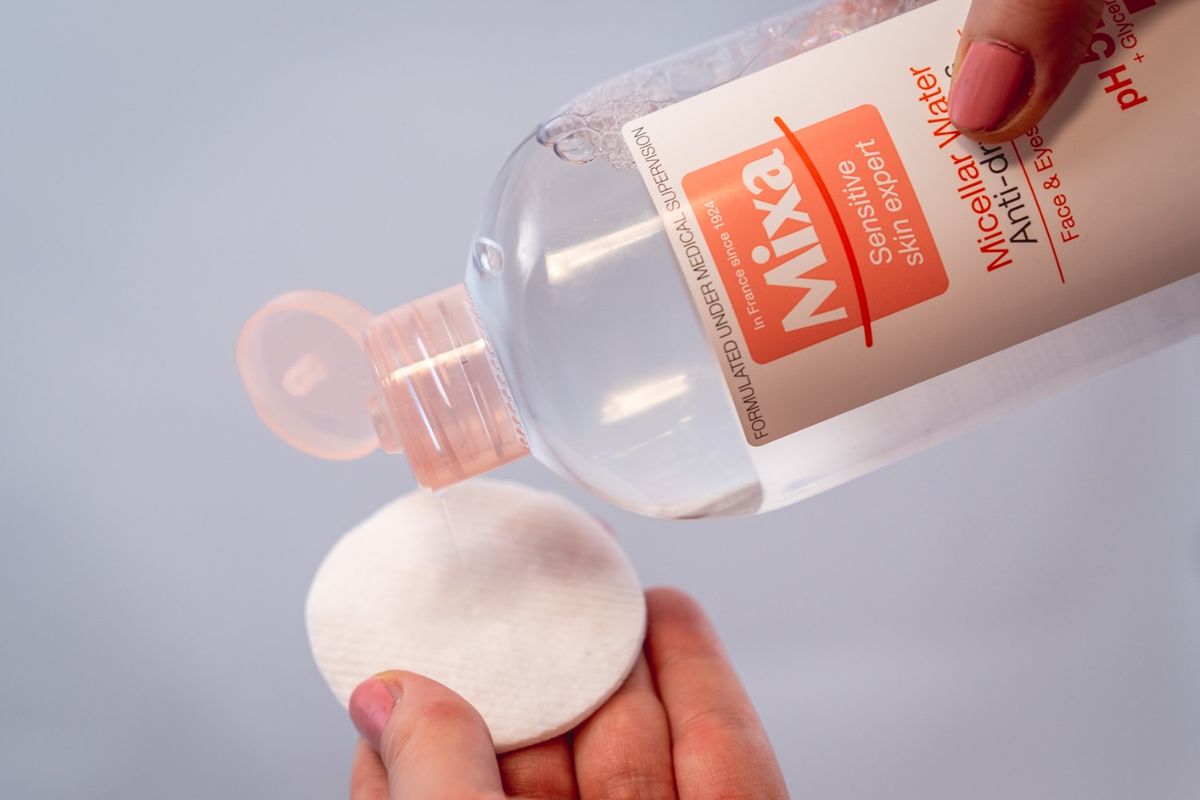 Mixa micelarna otopina za lice idealna je za sve one koji imaju suhu i osjetljivu kožu