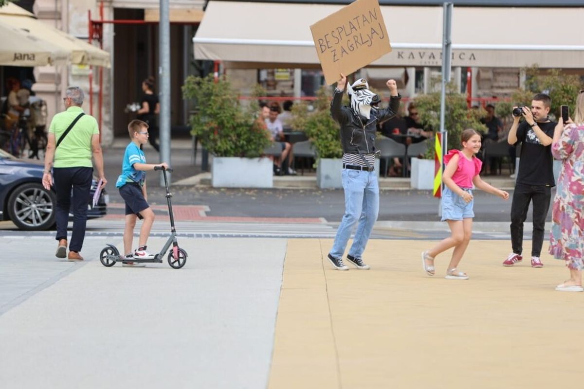 Muškarac s maskom zebre u Koprivnici