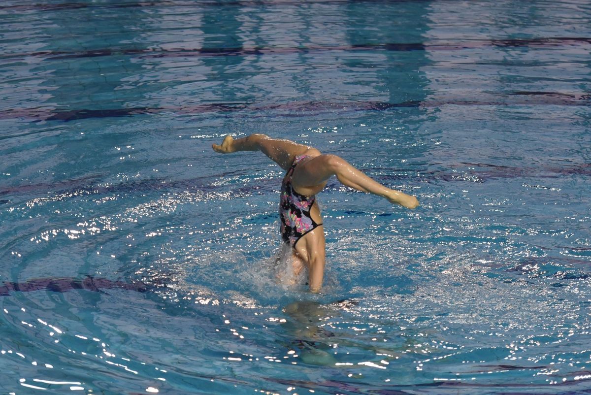 Jelena Kontić izvodi špagu uz podršku Ivana Martinovića