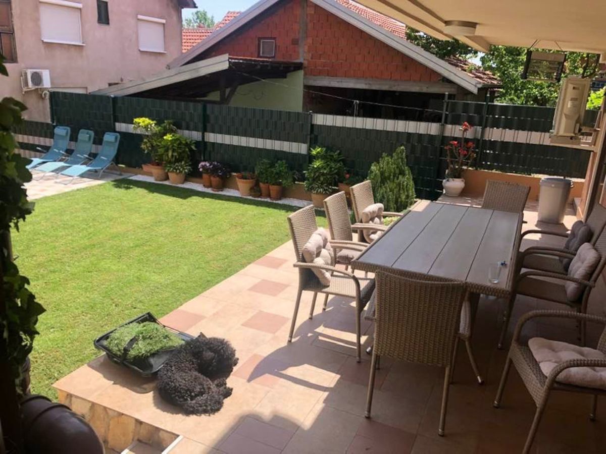 Dvorište s bazenom u Smederevu u kojem obitelj Krstić provede cijelo ljeto - 5