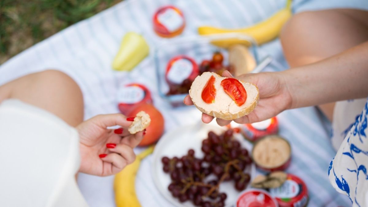 Dodajte rajčicu i svježu papriku i uživajte u ljetnom obroku