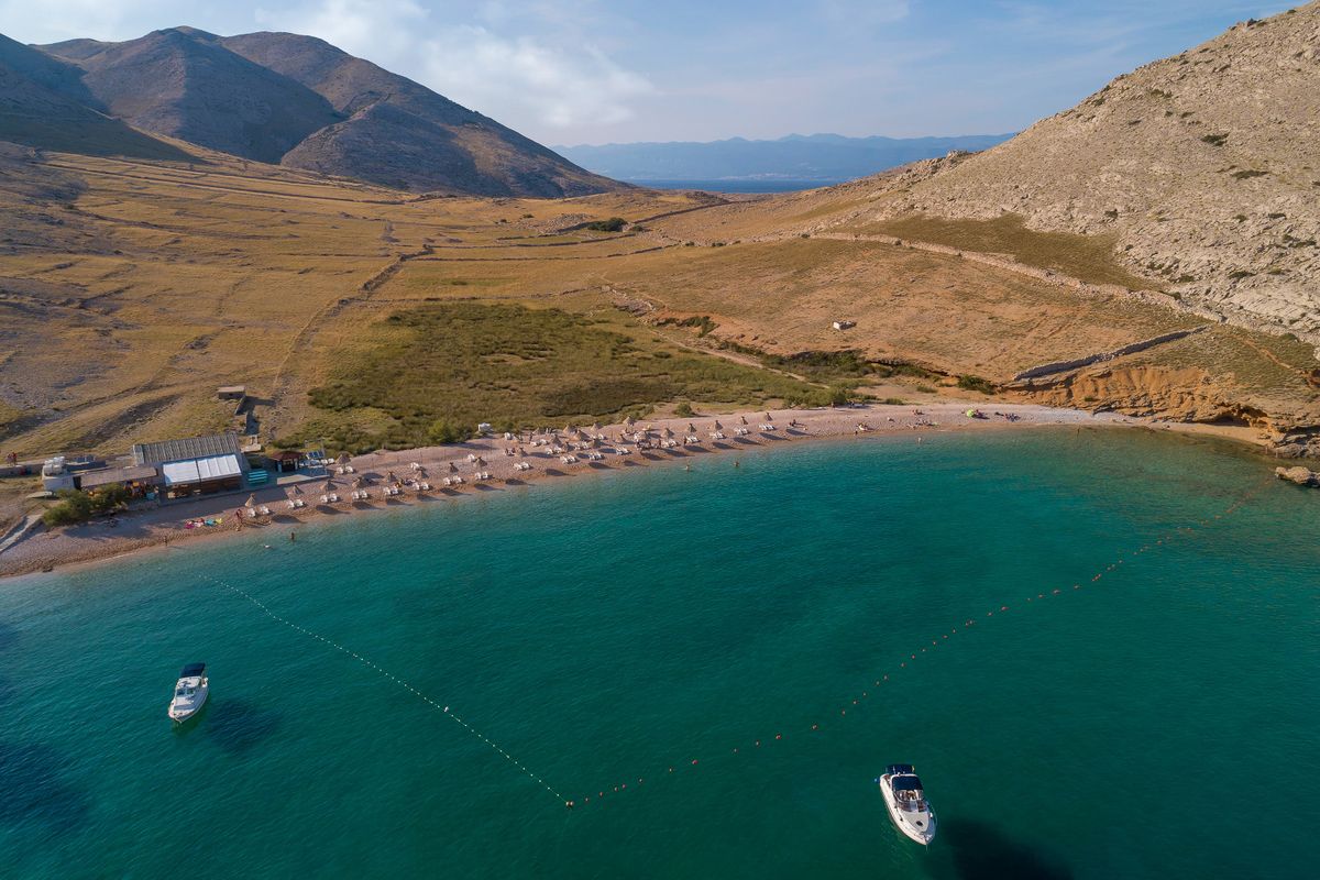 Uvala i plaža Vela luka u Baški na otoku Krku - 7