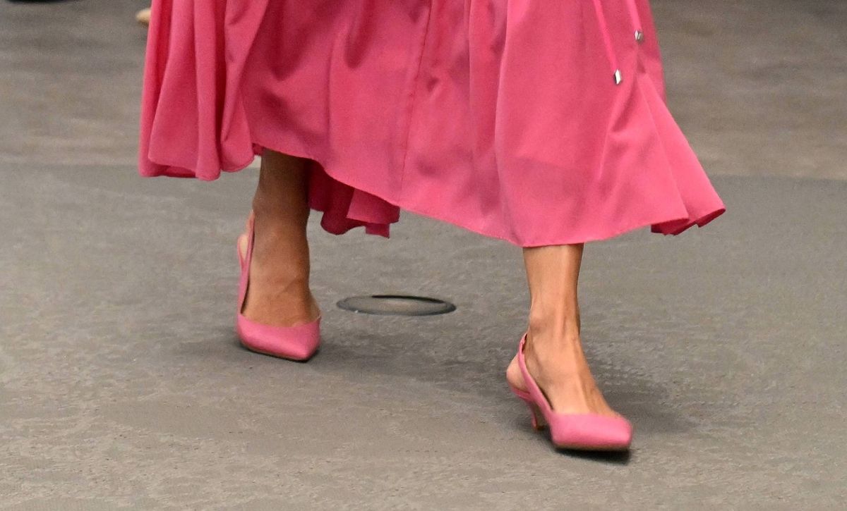 Kraljica je nosila ružičaste slingback cipele