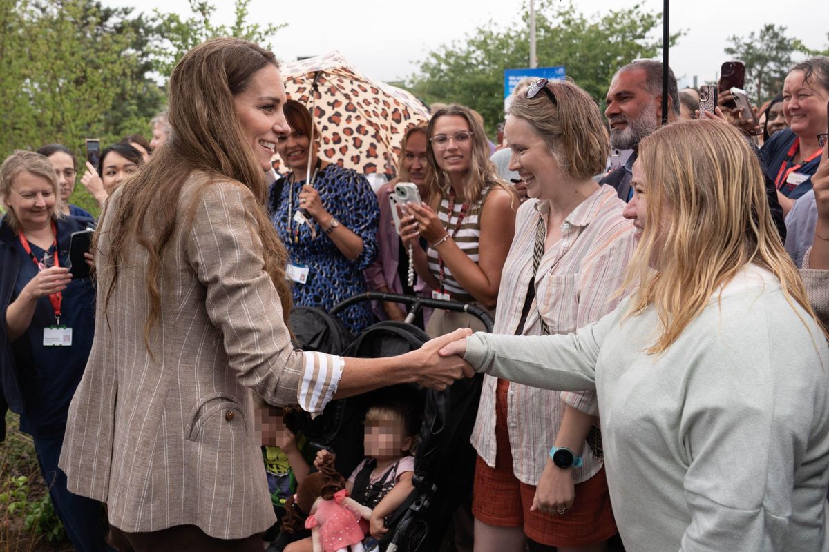 Catherine Middleton u bijelim tenisicama i blejzeru boje pijeska - 4