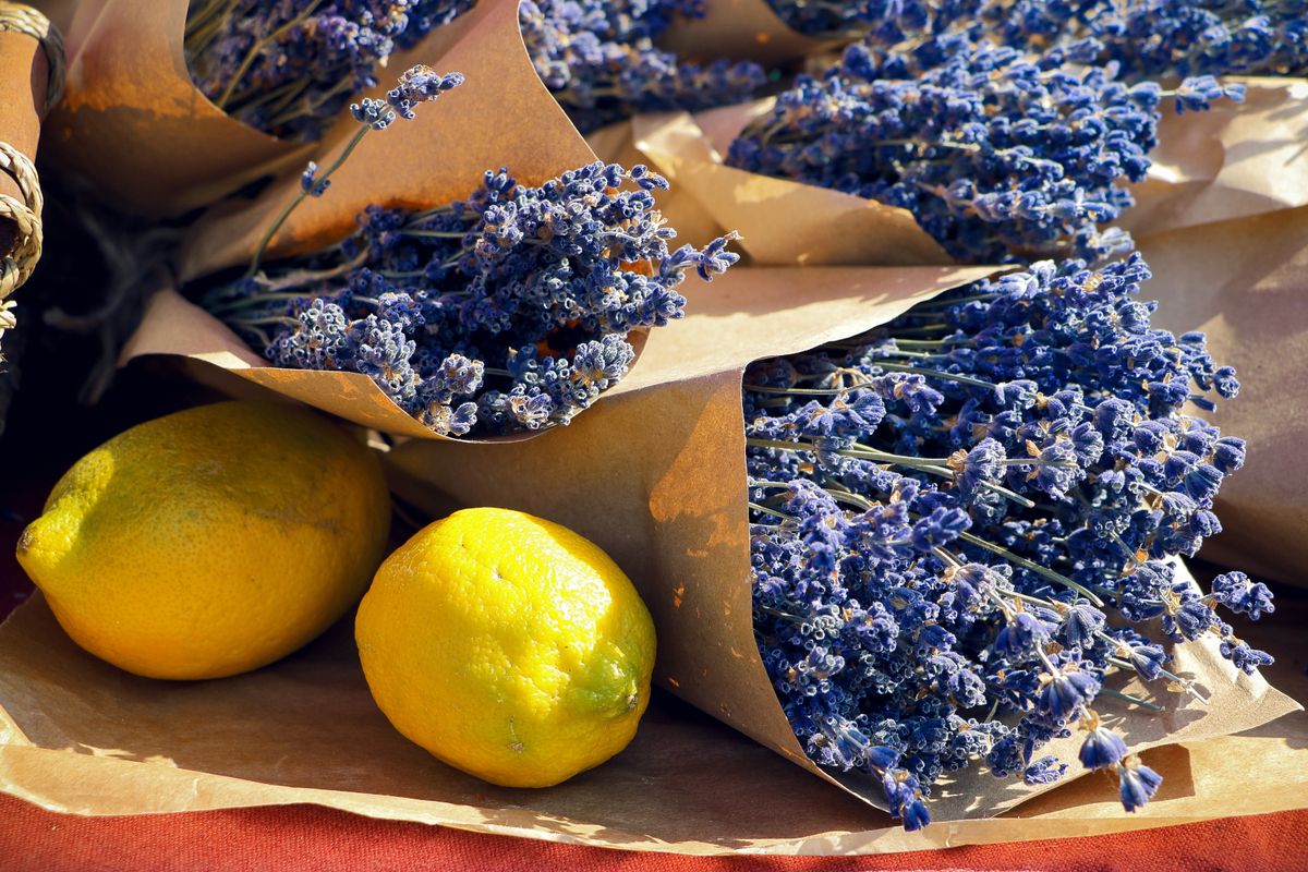 Lavanda smiruje, opušta i djeluje blago antiseptički, dok limun energizira, pročišćava i osvježava