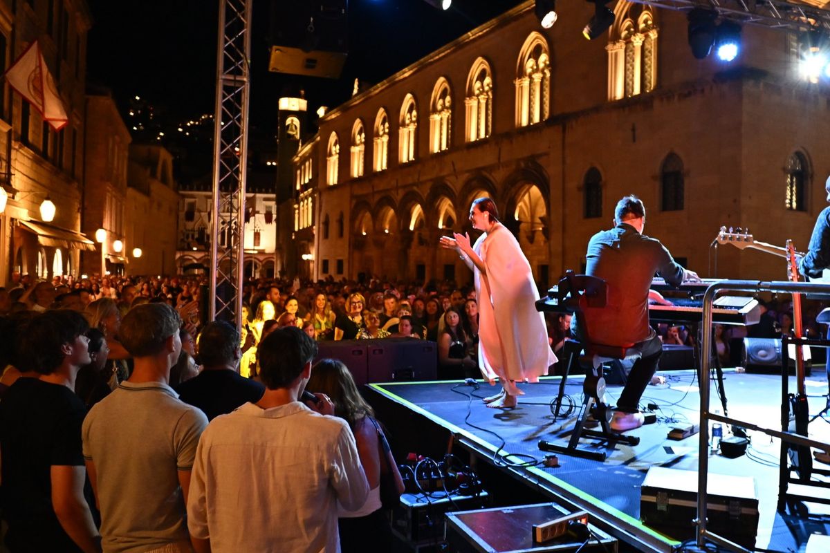 Pjevačica se u jednom trenutku izula