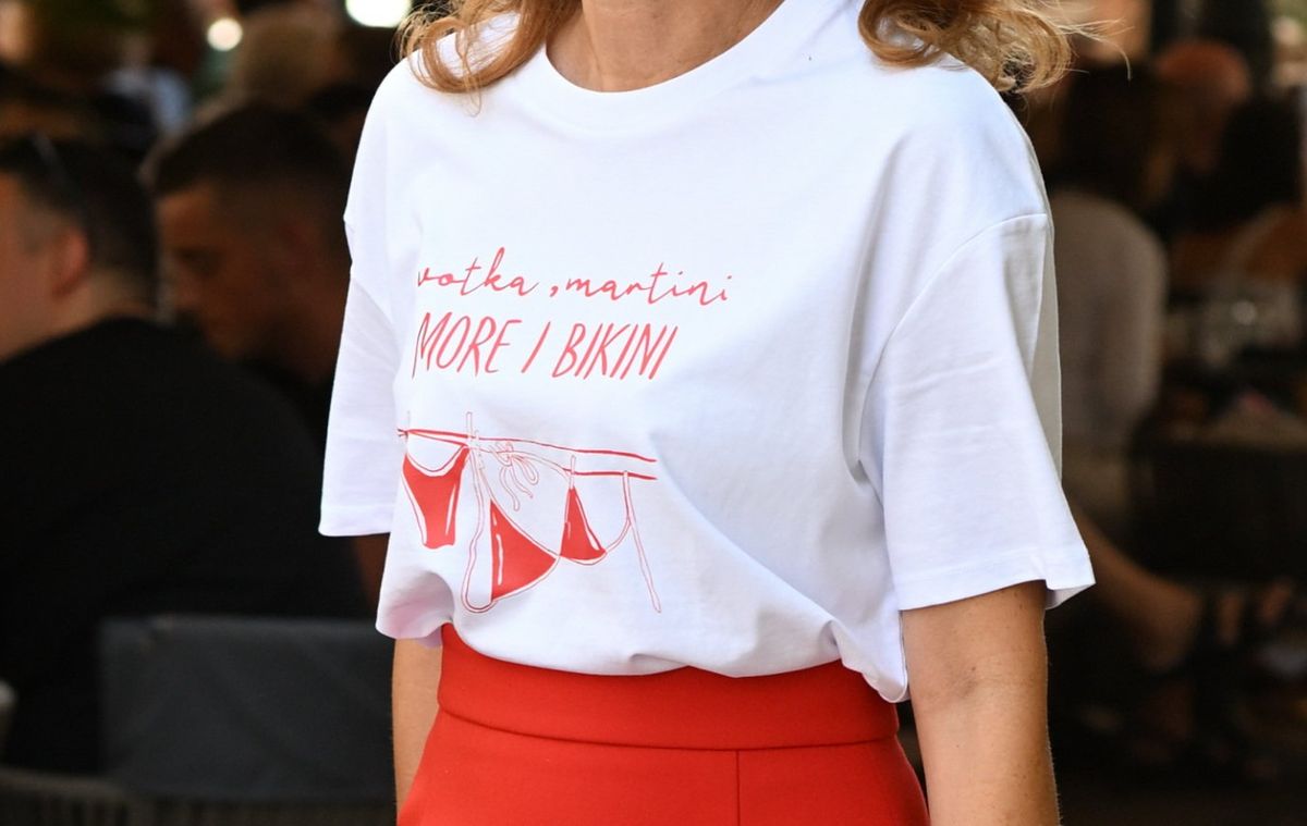 Majica s natpisom u ljetnom street style izdanju