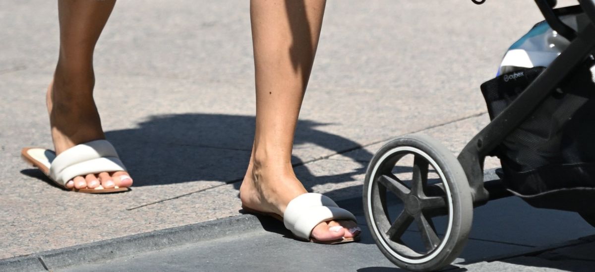 Ulična moda mama u ljetnoj cvjetnoj haljini u Zagrebu - 1