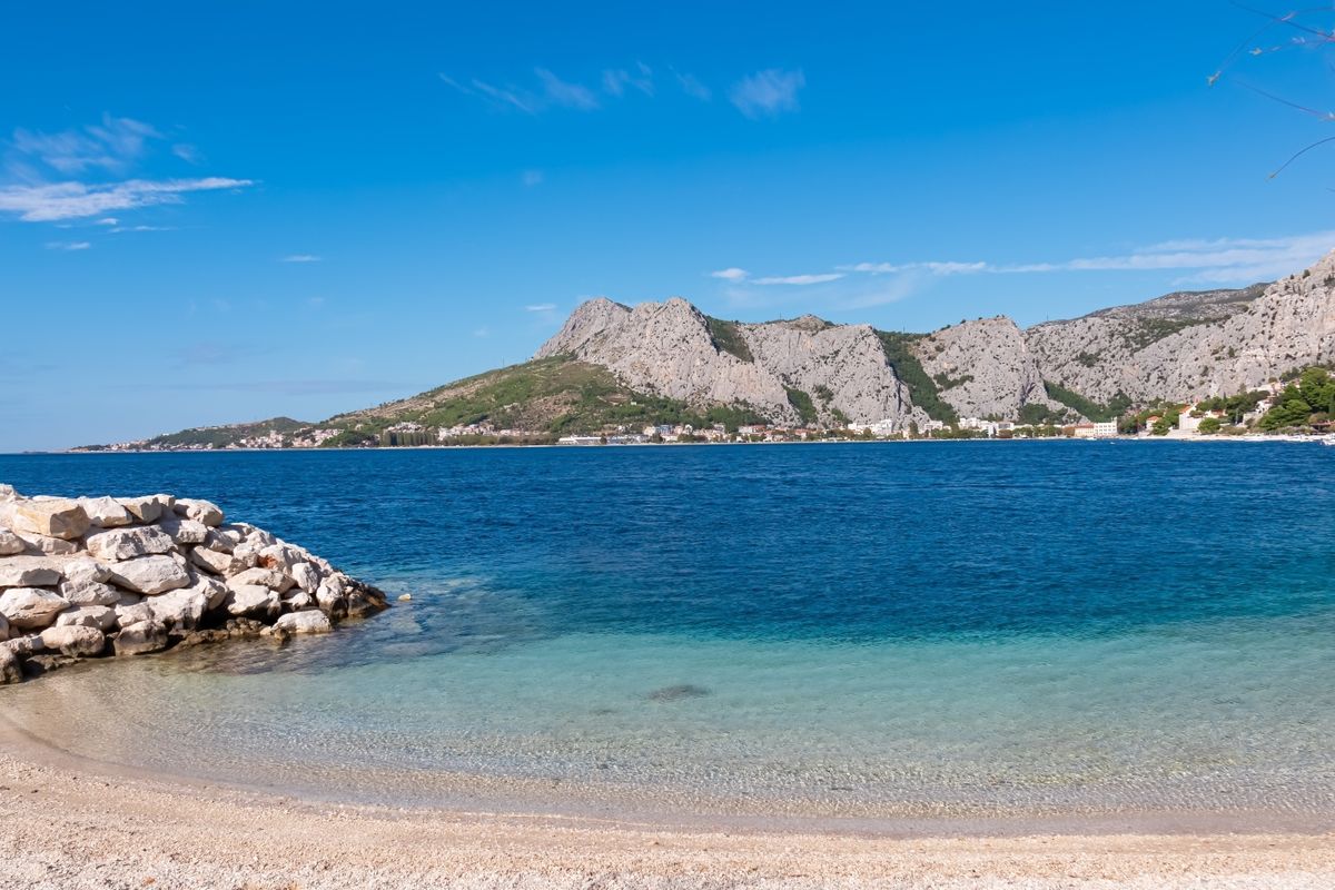 Plaža Brzet, Omiš