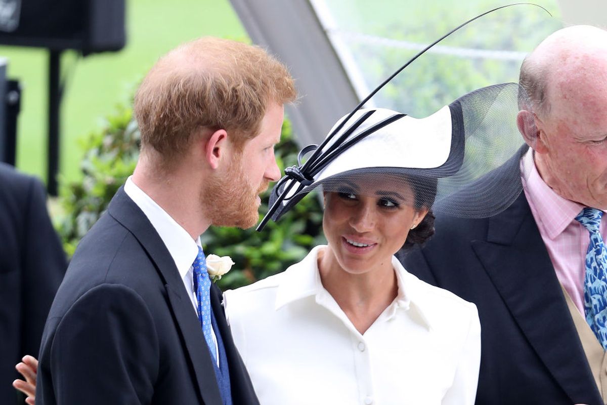 Meghan sa šeširom Philipa Treacyja
