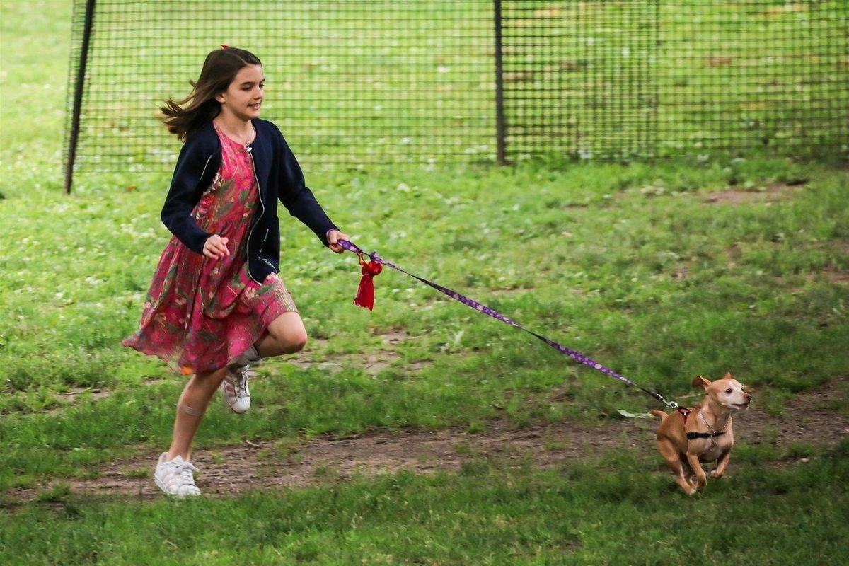 Suri Cruise u parku - 4