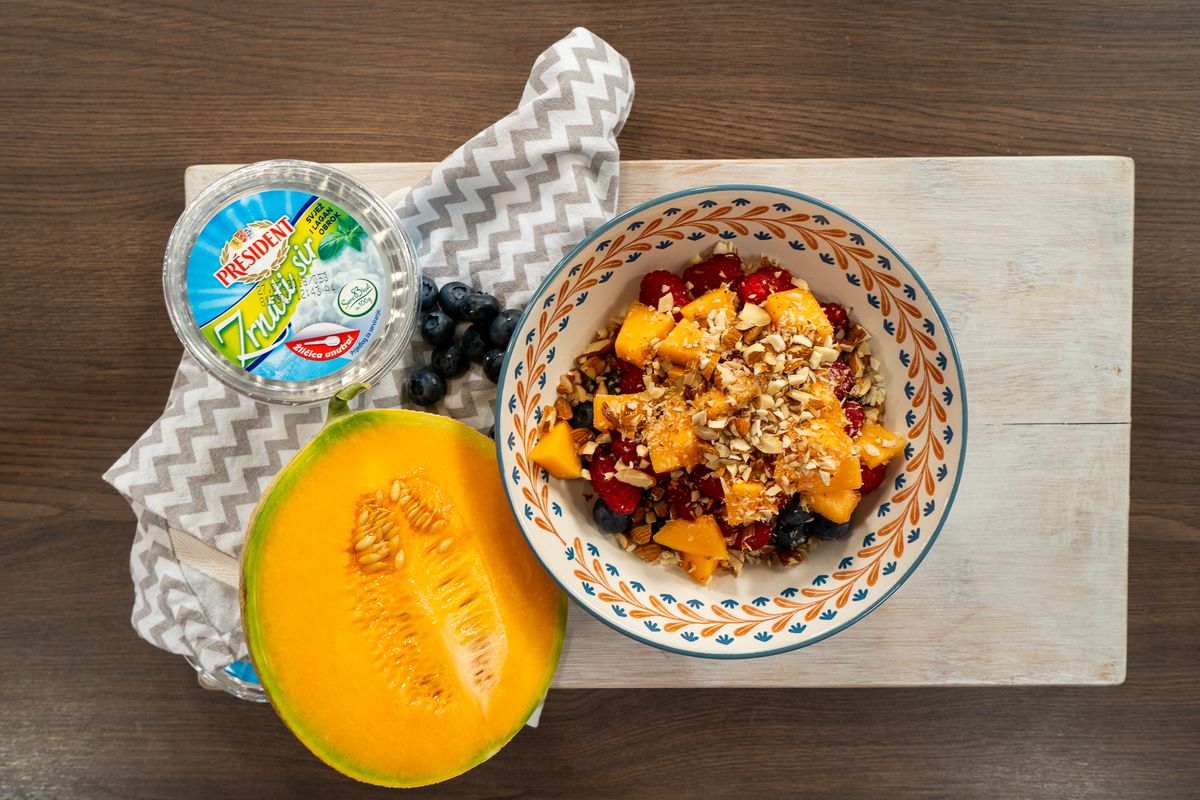 Voćna zdjelica sa zrnatim sirom