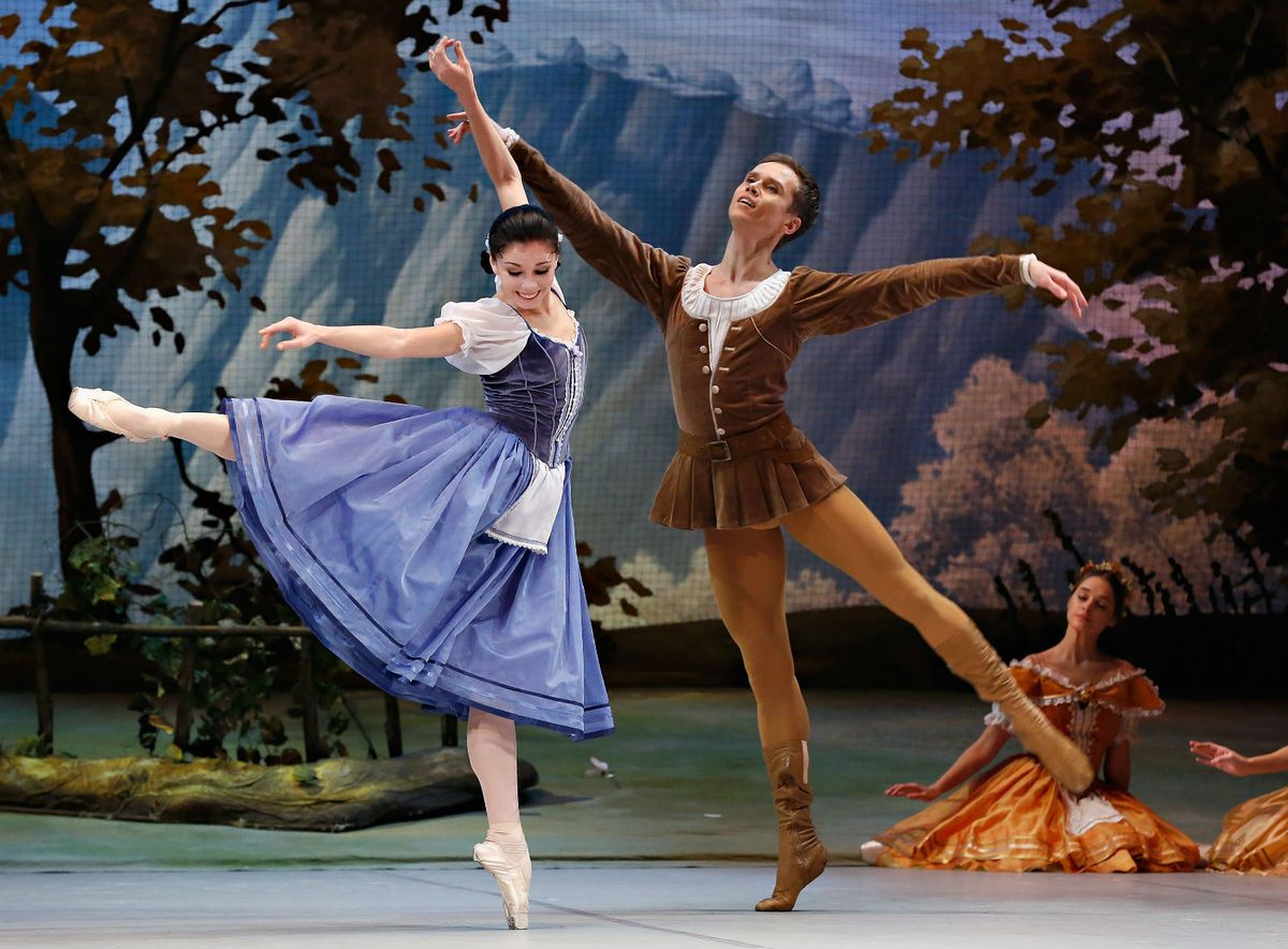 Giselle se zaljubi u Albrechta koji joj se lažno predstavi kao običan seljak, a zapravo je grof