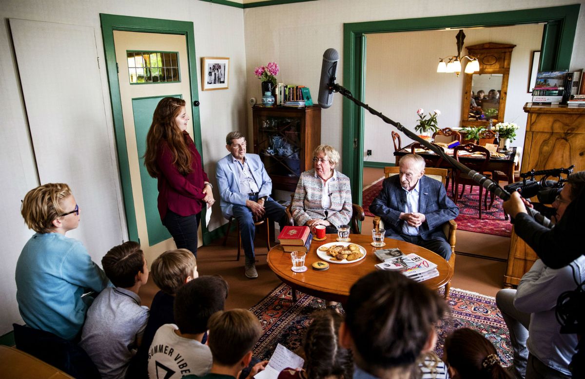 Jacqueline van Maarsen i Albert Gomes de Mesquita, prijatelji Anne Frank posjetili su njezin nekadašnji dom koji je pretvoren u utočiše stranim piscima